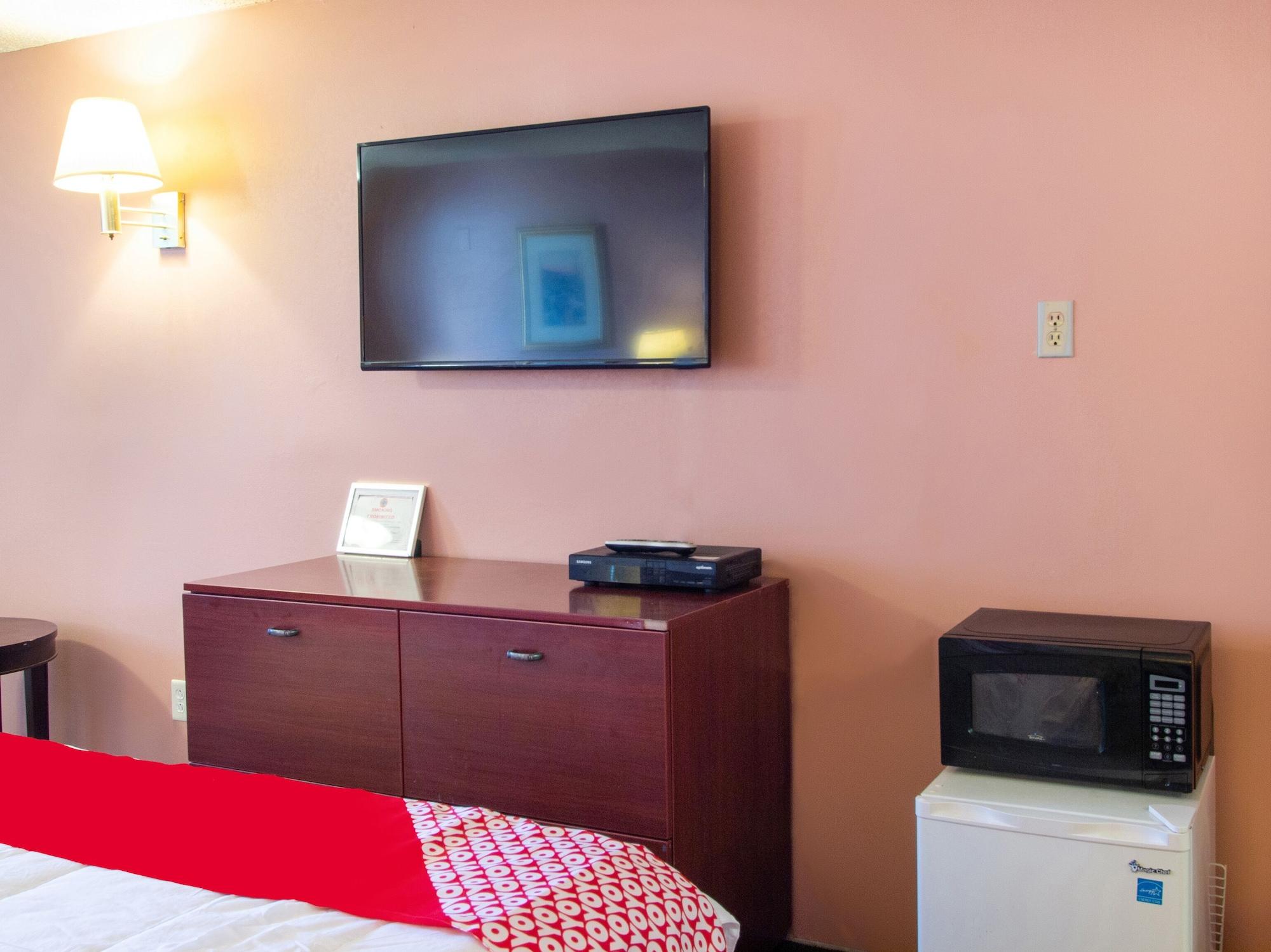 Oyo Hotel Edison Nj Route 1 Exterior photo