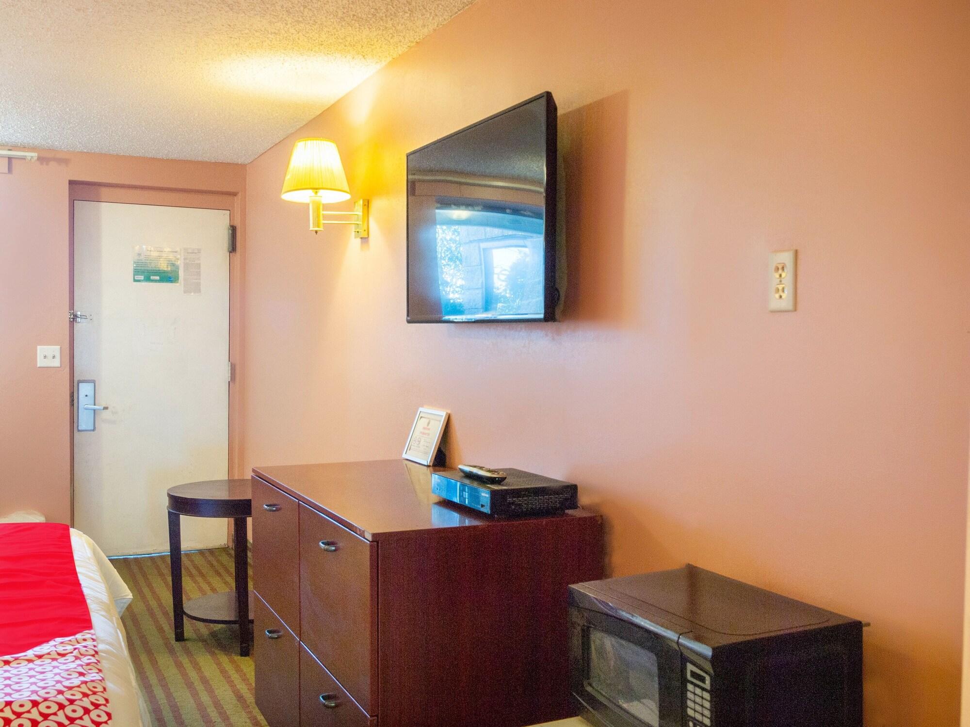 Oyo Hotel Edison Nj Route 1 Exterior photo
